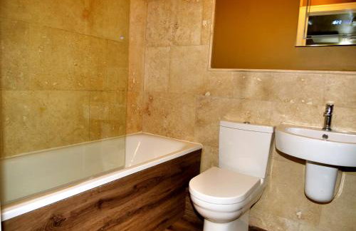 Stunningly Opulent Gold Apartment Near Sheffield FULL SKY TV - Foto 25