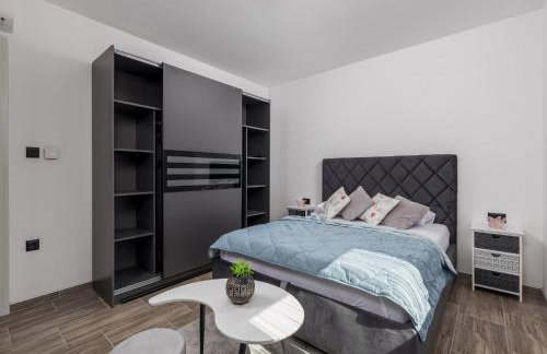 Villa Lemily - Five Bedroom with Swimming Pool - Photo 14