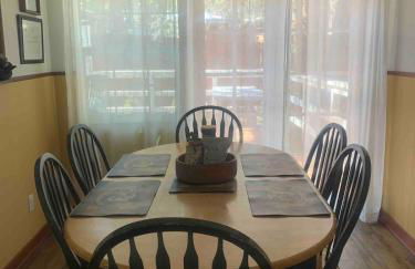 Spacious cozy chalet huge deck over seasonal creek - Foto 15