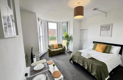 THE SPRINGFIELD SUITE - ONE BEDROOM APARTMENT - KIDDERMINSTER CENTRAL - SLEEPS 3 GUESTS - PARKING INCLUDED - WEST MIDLANDS SAFARI PARK LOCATIOn - Foto 8