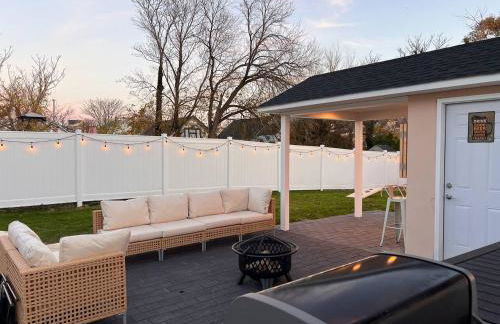 3BR Beach House | Fire Pit & Bar | Steps to Beach - Foto 37