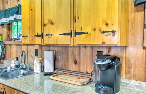 Remote Escape Serene Lakeside Cabin with Beach - Foto 10