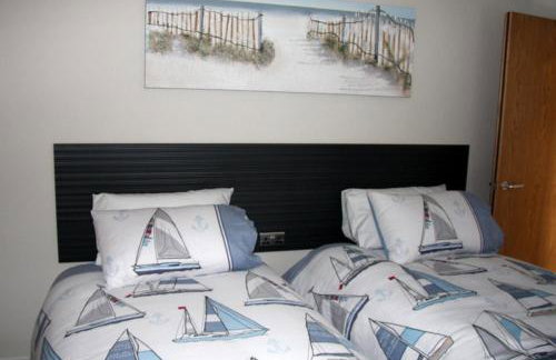 UlsterApartments one bedroom 2 single beds and sofa bed - Foto 10