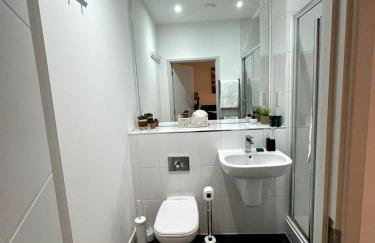 Cozy Bracknell Apartment With Modern Amenities - Photo 13