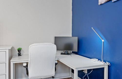 Upscale King Bed Suite ADA with Free Parking - Foto 18