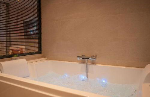 Suite de Luxe Jacuzzi balnéo,King size Bed - Foto 2