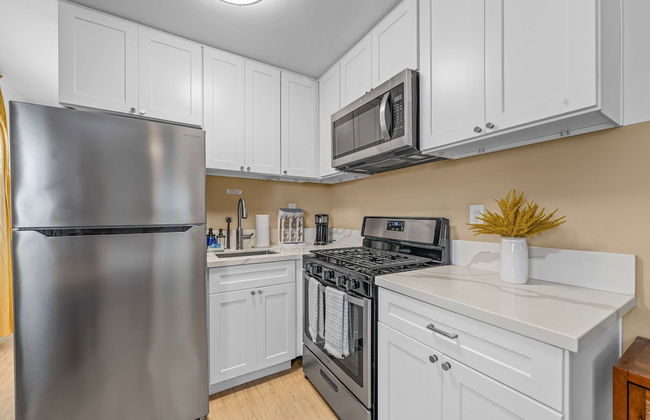 Live Like a Local - Studio With Huge Backyard - Photo 36