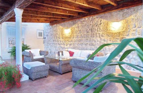 Waterfront stone house in city center - Photo 16