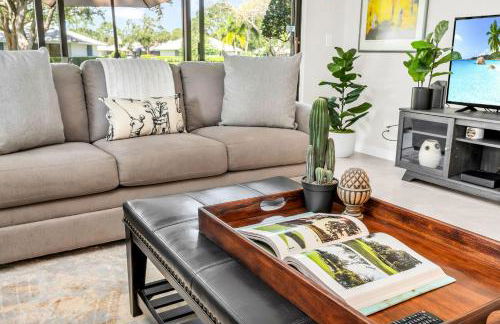 Luxurious Golf Retreat Villa in PGA National! - Photo 12