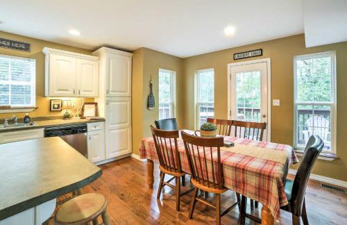 Hot Tub and Wooded Views Lakefront Blue Eye Cottage - Foto 7