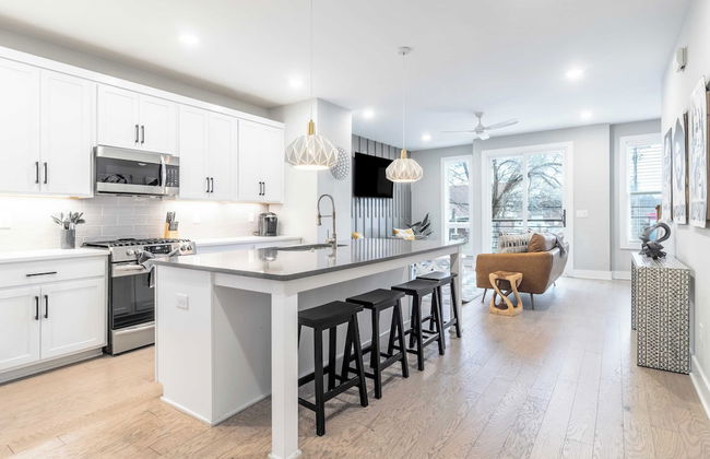 Monty by Avantstay 4bdr 4ba, Balcony w/ Outdoor Seating, 5mins to DT - Photo 9