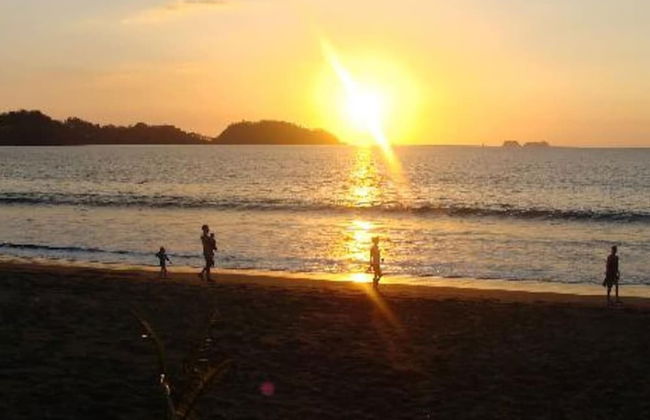 Nicely priced duplex in Surfside with private pool and AC in every room - Photo 35