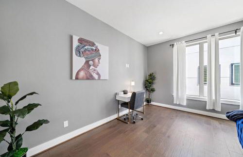 Luxury Downtown Home with Rooftop Deck And Skyline View - Photo 10