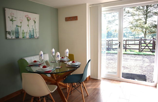 Charming 2-bed Cottage, Beautiful Views, Knutsford - Photo 12