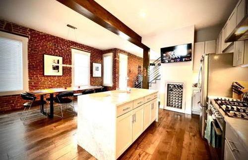 UPTOWN CASTLE - CITY VIEWS - THEATER & CONVENTION DISTRICT! - Foto 11