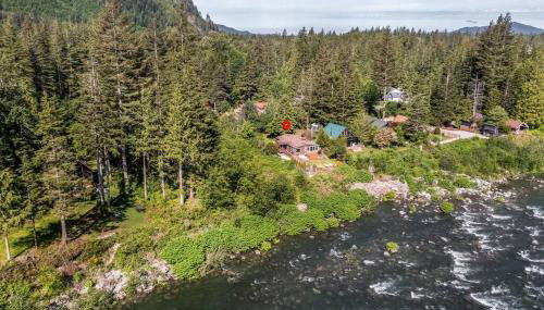 Riverfront Paradise w/ Hot Tub--Little River House - Foto 5