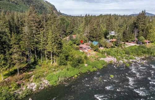 Riverfront Paradise w/ Hot Tub--Little River House - Foto 5