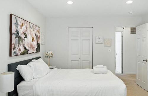 Group Stay Near DC 2BR w Yard on Arlington Blvd - Photo 4