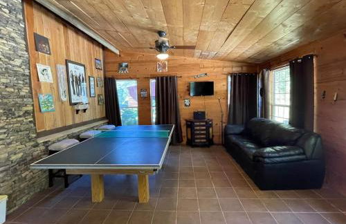 Rustic Mountaintop Cabin on small farm with WiFi - Foto 16