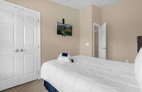 Vibrant 4BR Family Townhome 1 mile from Disney World and Disney Springs - Photo 57