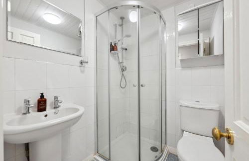 2-Bedroom Stylish & Gorgeous, Cosy Westgate Cottage Retreat, Central Winchester, Free On-Street Parking Permit, with Garden, Close to Cathedral - Sleeps 6, Pets are Welcome - by Blue Puffin Stays - Foto 35