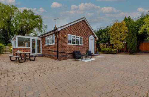 Modern 3 Bedroom Bungalow with Style & Comfort in Leicestershire - Photo 56