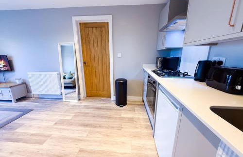 INACTIVE The A 1 Bedroom Apartment by AltoLuxoExperience Short Lets & Serviced Accommodation with Parking & Wifi - Foto 3