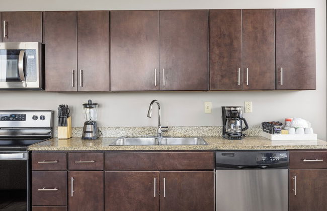 Sleek 2BR Downtown Retreat with Gym - Foto 16