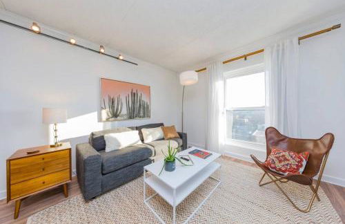 Two Condos on Music Row that Sleeps 14 with POOL and Parking - Foto 31