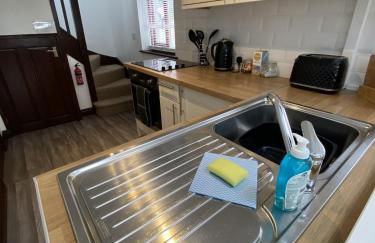 The Stables - Detached Cottage with Private Garden & Hot Tub - Foto 12