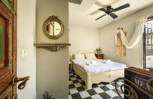 Elegant 1BR Apt w Balcony in the City - Photo 7