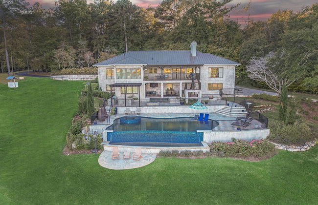 7BR Lakefront Haven Pool Hot Tub Gated 4acres - Foto 2