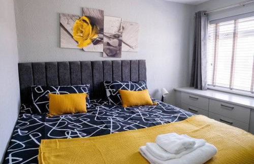 Spacious Cosy 3-Bedroom Home - Photo 11