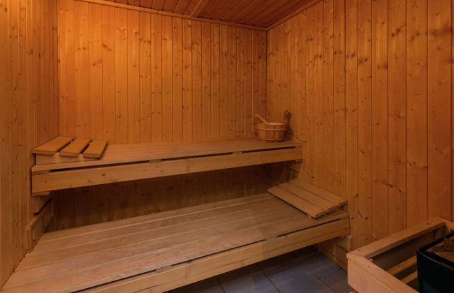 Rustic Holiday Home with Sauna & Hot Tub in Wooded Area - Photo 27