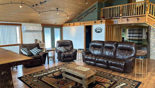 The Chalet - Spacious 7 bedroom near Sugarloaf, on Snowmobile and UTV trails, Hiking, Golf and Flagstaff Lake across the street - Foto 4, Other