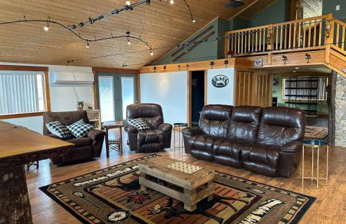 The Chalet - Spacious 7 bedroom near Sugarloaf, on Snowmobile and UTV trails, Hiking, Golf and Flagstaff Lake across the street - Foto 4