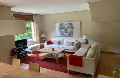 Precioso adosado en Urbanización con campo de golf - Foto 1