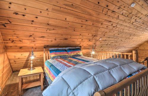 Secluded Gaylord Cabin with Deck, Fire Pit and Grill! - Foto 19