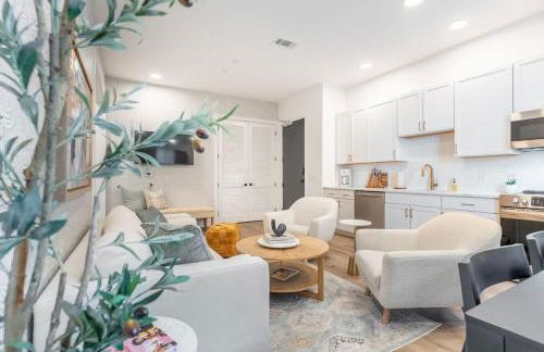 Here You Come Again by Stay Local Nashville - Foto 10