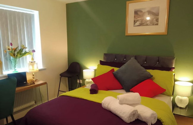 Bright 4 Bedroom Home in Walsall, Free Parking and for EVs - Foto 12