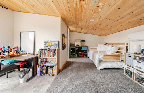 Secluded Private Retreat with Cabin & Vintage Airstream - Foto 47