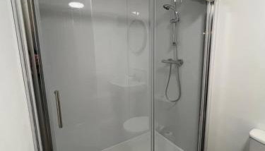 No 8 Plants Yard Modern studio in Worksop - Foto 4, Shower