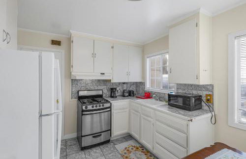 3 Bedroom 2 Bathroom House, Walkable to BART, Free Parking, Views - Foto 6