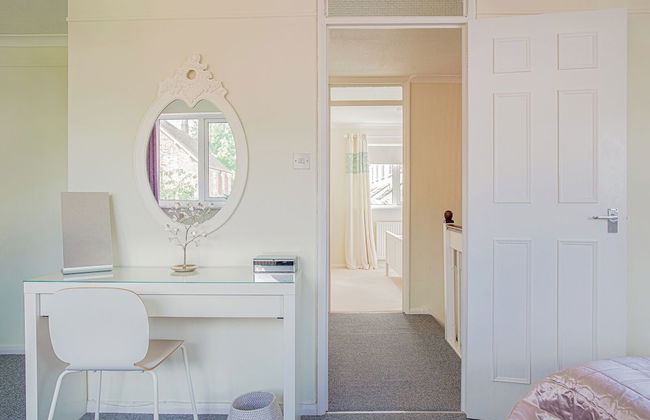 Central 2 Bed House w/ Garden and Free Parking! - Photo 33