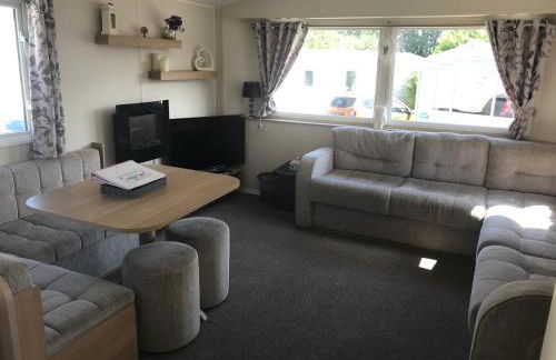 Deluxe 3 bedroomed caravan on Marton Mere with CH DG and decking - Photo 1