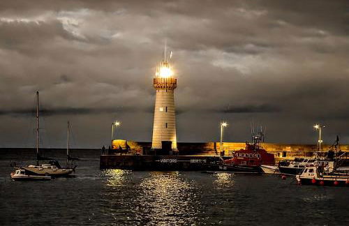 The Secret Garden, Donaghadee - The Hideaway - Stylish 5-Beds, and Lavish 3-Bedrooms - Guests 7 - Super Fast Speed Wi-FI - Foto 13