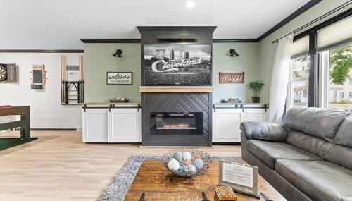 Luxe Suite with Pool Table, King Bed, 3 TVs, & Free Parking - Foto 2