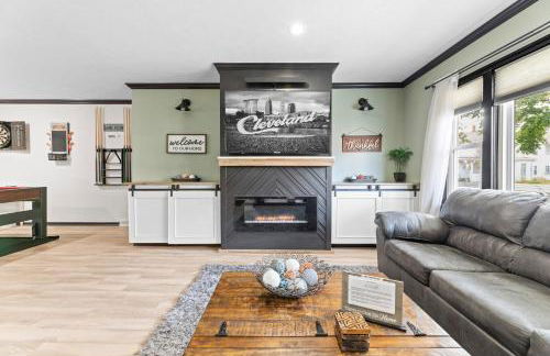 Luxe Suite with Pool Table, King Bed, 3 TVs, & Free Parking - Foto 2