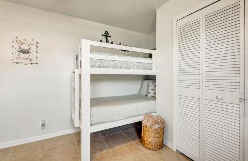 Spacious Canal-View Home with Pool and Game Room - Foto 46