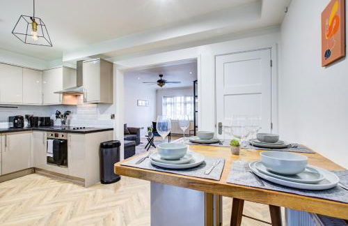 The Iver - 3BR - Spacious House - Free Parking - Photo 9